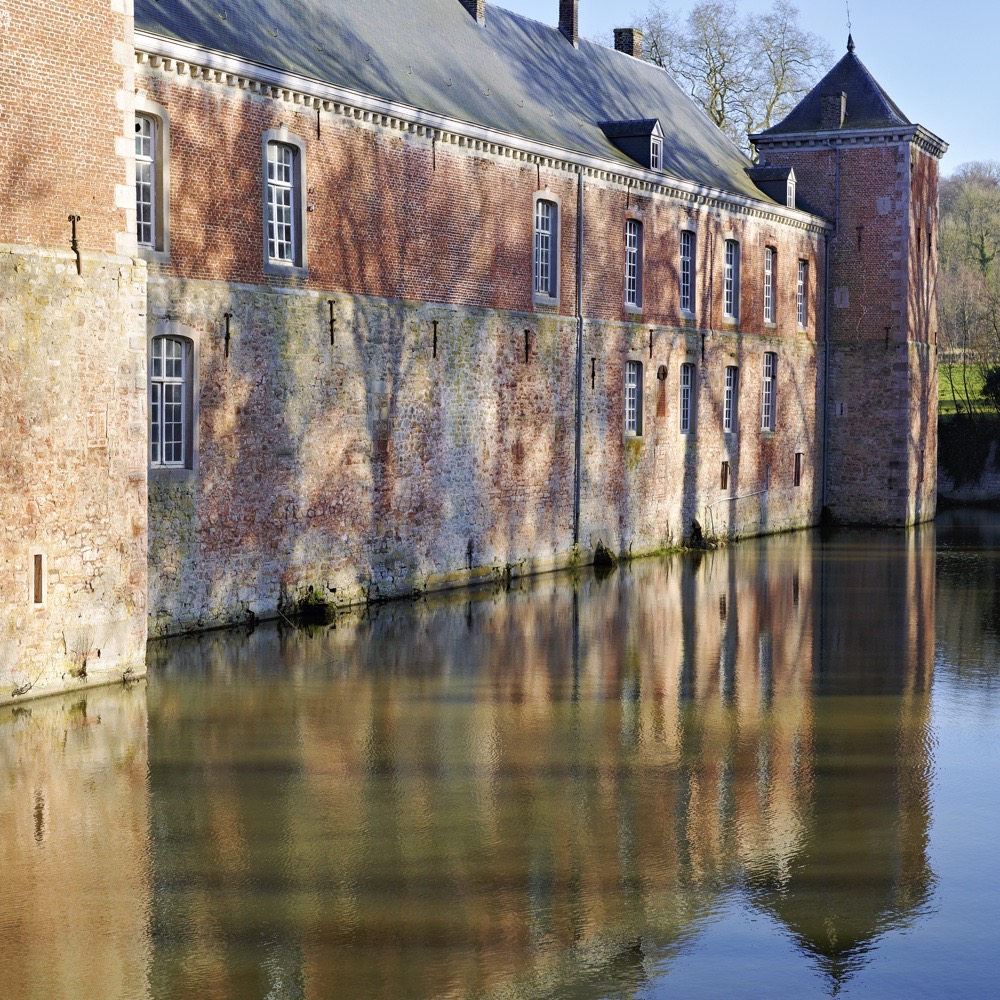 Le Château de Haltinne à l'arrière avec un apercu de la pièce d'eau