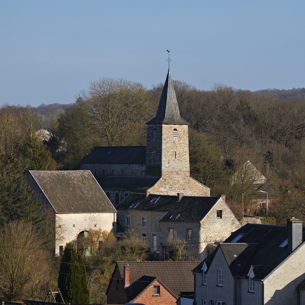 Coup d'oeil sur Strud et son église